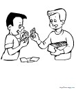 2 garcons jouant aux cartes