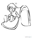 un petit enfant sur un tobogan